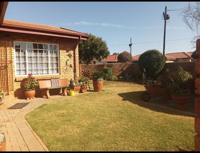 3 BEDROOM TOWNHOUSE FOR SALE IN EIKE PARK